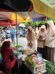 Outing Class IPS di Pasar mayungan